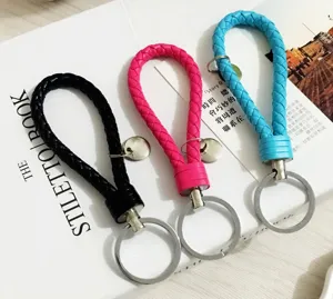 Portachiavi in pelle intrecciata colorata fatto a mano, elegante accessorio per chiavi auto.