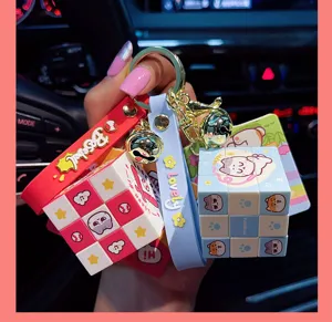 Vue détaillée du mignon porte-clés cube magique mini avec des sangles et un motif de chat.