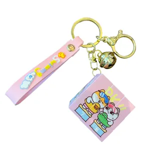 Porte-clés mini rubik's cube mignon avec sangle et cloche, pendentif de sac anti-stress amusant.