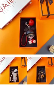 Detailansicht zeigt exquisite Cartoon-Schluesselanhaenger und Luxus-Geschenkboxen mit Anhaengern.