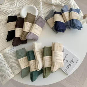 Detailansicht dicker Woll-Mittelsocken, weiche gerippte warme Stinosocken für Damen.