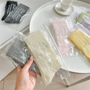 Chaussettes mi-mollet slouch colorées pour femmes, tissu en coton confortable, idéal été.