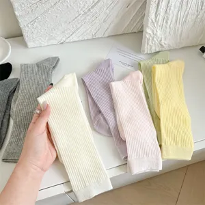 Vue détaillée de chaussettes côtelées colorées avec une texture douce et des tons pastel.