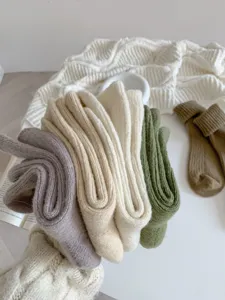 Nahaufnahme Detail von weichen Winter warmen Stricksocken im gemütlichen neutralen Ton Stil.