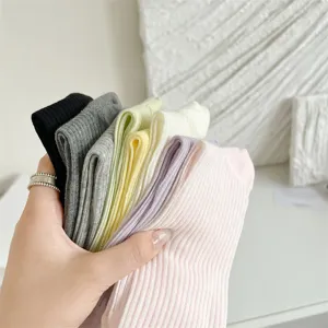 Chaussettes femme printemps ete colorees cotees chaussettes confortables detail de style