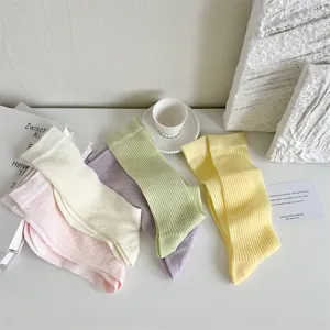 Chaussettes côturées colorées pour femmes, beaux bas mi-mollet couleur bonbon détail.
