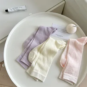 Chaussettes femme été décontractées en maille transparente vue détaillée montrant texture douce.