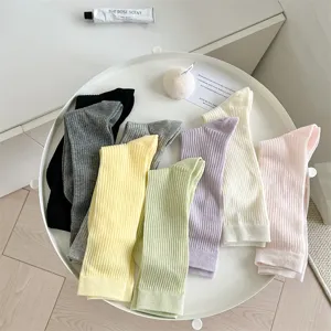 Chaussettes côtelées colorées pour femmes, chaussettes mi-hautes décontractées et respirantes.