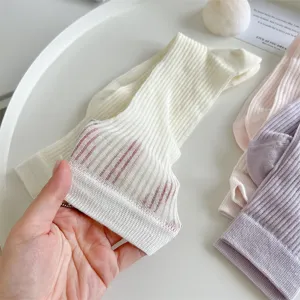 Detail de chaussettes transparentes pour femme avec tissu maille respirant et design extensible.