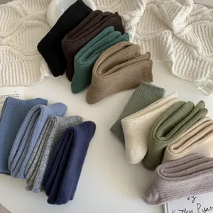 Detailansicht gemütlicher winterlicher dicker Rippstrick-Crew-Socken in vielen Farben, weich.