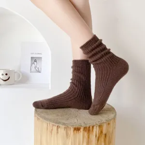 Gemütliche dicke Damen Wollsocken für den Winter, weiche gestrickte Rippen-Stulpen im Detail.