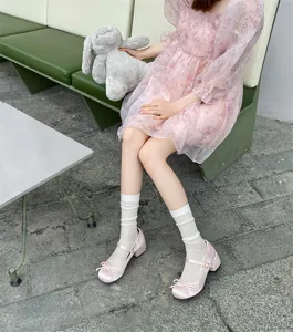 Printemps été mode femmes chaussettes verre soie empilées chaussettes moyennes détail