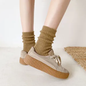 Detailansicht gerippter Strick-Mittelsocken im Winter in Braun, weiches und warmes Slouch-Design.