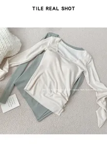 Vista dettagliata della elegante maglia termica con scollo quadrato in morbido tessuto felpato.