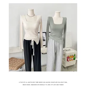 Vista di dettaglio top donna manica lunga scollo quadrato con imbottitura e pantaloni set.