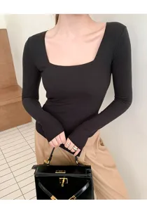 Top nero a maniche lunghe con scollo quadrato da donna, elegante capo base aderente.