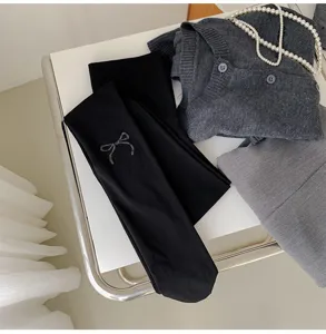 Cómodos leggings de invierno cálidos para mujer con detalle de lazo y cárdigan elegante.