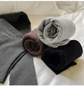 Vue détaillée de leggings thermiques d'hiver taille haute épais, tissu en tricot côtelé.