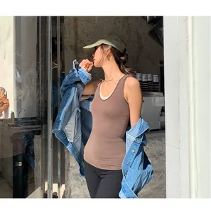 Canotta termica a costine da donna, top basic elasticizzato e monocolore per uso quotidiano.
