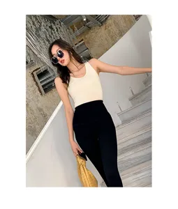 Dettaglio gilet termico, intimo elasticizzato da donna, canotta beige dal taglio slim.