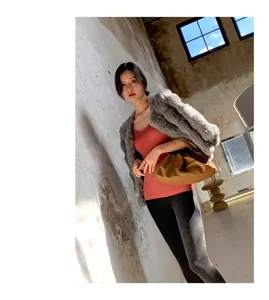 Gilet di intimo termico da donna, tessuto elasticizzato e vestibilità comoda, dettaglio.