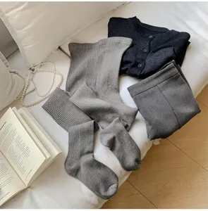 Damen Herbst Winter graue Strickjacke Leggings Socken Set minimalistisches Outfit