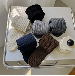 Primo piano di collant in maglia treccia tinta unita, tessuto morbido per inverno.