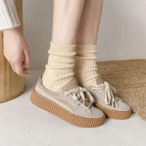 Gemütliche dicke Damen Wollstrümpfe gerippt gestapelt, weiche warme Wintersocken im Detail.