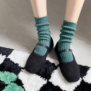 Grüne gerippte Wollsocken im Detail gezeigt, weiche Strick-Wintersocken Nahaufnahme