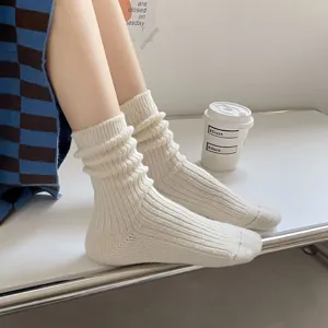 Nahaufnahme von weichen gerippten Stacksocken in warmem Beige, ideal für gemütliche Wintertage.