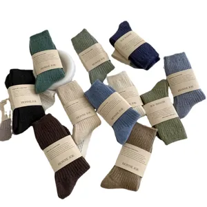 Warme dicke Wintersocken aus Wolle für Damen, bequeme gerippte Strümpfe im Mid-Tube-Stil.