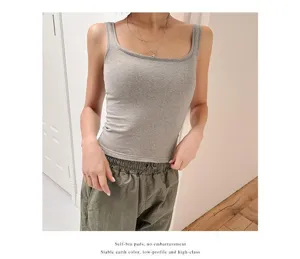 Vue détaillée du débardeur pour femme à col carré avec soutien-gorge intégré en gris doux.