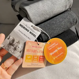 Vue détaillée de leggings thermiques épais pour femmes en laine mérinos avec des fibres.