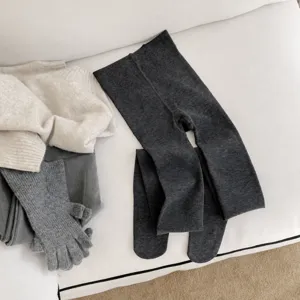Vue détaillée de collants en laine gris foncé montrant texture épaisse et style douillet.