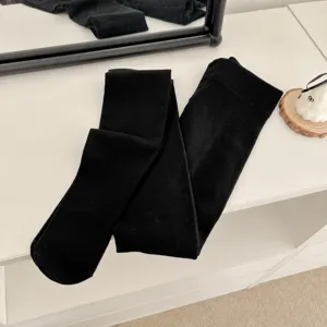 Vue détaillée de collants en laine noire épaisse, texture fine et design hivernal chaud.