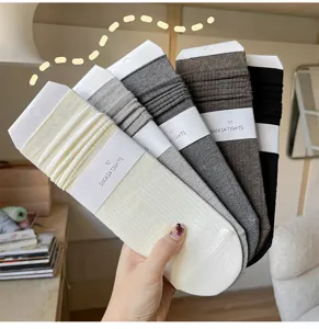 Vue détaillée de chaussettes slouch côtelées en coton multicolores avec texture douillette.