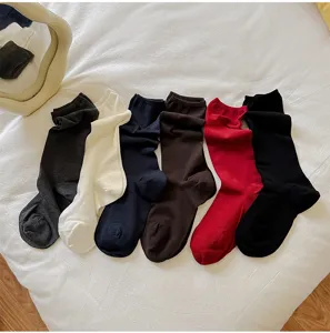 Detailaufnahme von warmen Woll-Stapelocken im koreanischen Stil in vielen Farben, weich.
