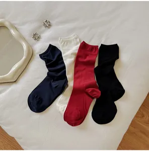 Nahaufnahme weicher Strick-Wollsocken in verschiedenen Farben für kuschelige Wärme.