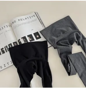 Primer plano detalle medias mujer talle alto color sólido sin costuras, plano estilo.