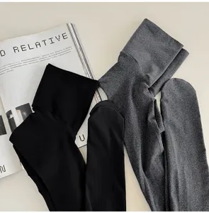 Primer plano de medias lisas sin costuras para mujer en negro y gris, tacto suave.
