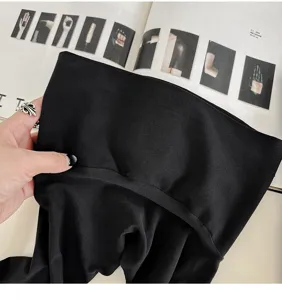 Primer plano detallado de medias negras sin costuras para mujer de talle alto y suave.