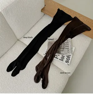 Merino Wolle Strumpfhose Flachlegen Detail mit weicher Textur und warmen Farben.