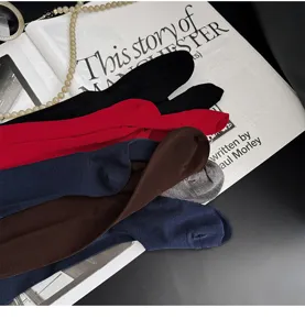 Detailansicht von hochwertigen warmen Damen Wollstrumpfhosen in verschiedenen Farben.