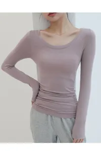 Vista detallada de cerca del top térmico ajustado de manga larga con cuello redondo para mujer.