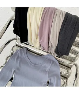 Primer plano del top térmico suave, mangas largas con un elegante cuello redondo.