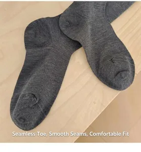 Dunkelgraue fein gesponnene Wolle Strumpfhose Detailansicht nahtloses Zehendesign.