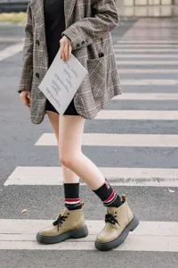 Gynaikeia kaltsoynia stilo kollegio fthinoporo chemonas treis grammes JK moda omorfa socks.