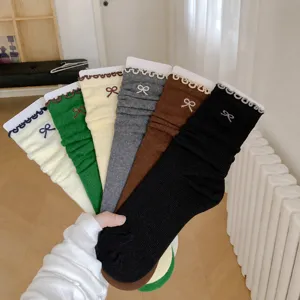 Chaussettes Empilées à Tube Moyen Automne Hiver pour Femmes avec Bord Laitue et Broderie Nœud en Mélange de Coton