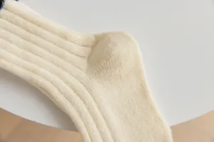 Beige πλεκτές γυναικείες κάλτσες λεπτομέρεια κοντινό πλάνο μονόχρωμη ριμπ χειμερινή μόδα