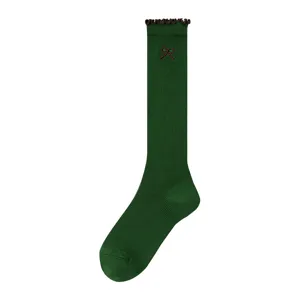 Chaussettes mi-mollet vertes pour femmes avec bord volanté et jolie broderie de nœud.